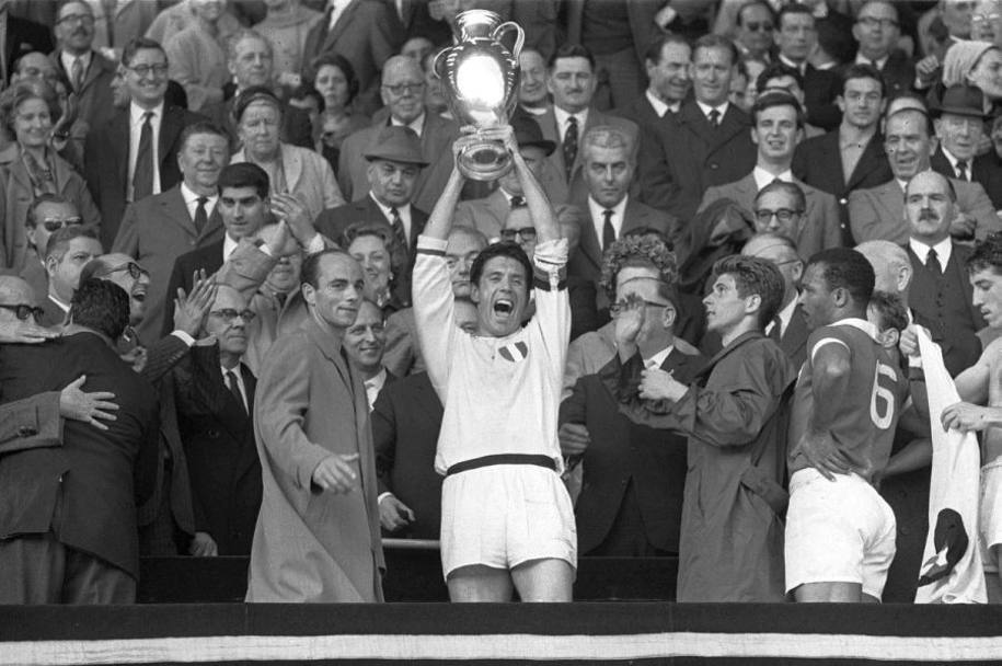 Capitan Maldini alza la prima Coppa dei Campioni del Milan al cielo di Londra. E’ il 22 maggio 1963, siamo a Wembley, e il grande Benfica di Eusebio, passato in vantaggio proprio con un gol della Pantera nera,  trafitto dalla doppietta di Altafini. Il Milan  Campione d’Europa (L’Equipe).
